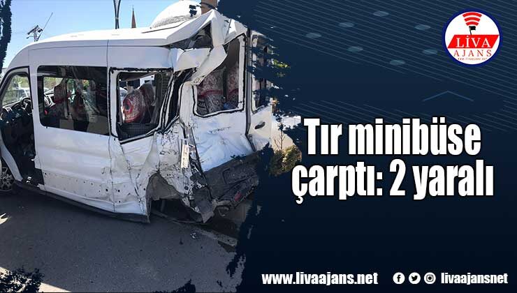 Tır minibüse çarptı: 2 yaralı