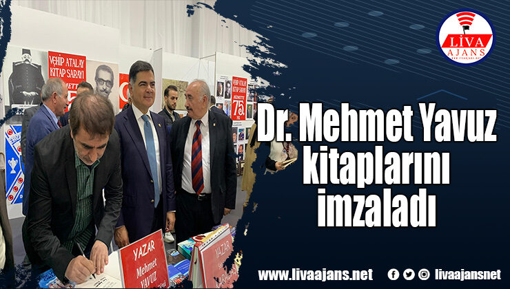 Dr. Mehmet Yavuz kitaplarını imzaladı
